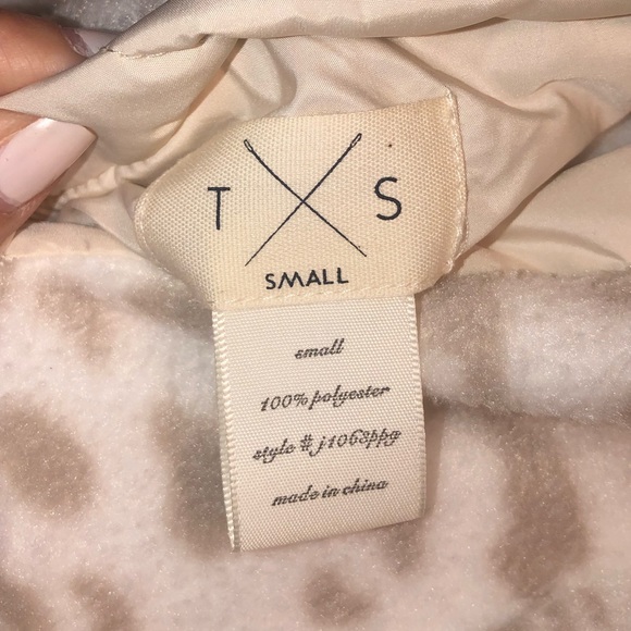 White winter vest - Picture 3 of 3